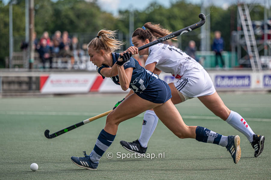 Dymph Luttge van HDM in strijd met Sabine Plönissen van hockeyclub Amsterdam