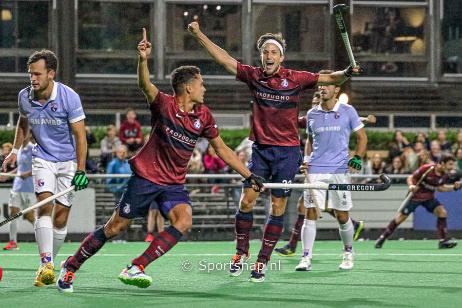 Juichende spelers van Klein Zwitserland H1 na winst op Bloemendaal H1