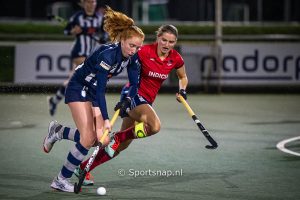Tessa Beetsma van HDM op het doel af van Tilburg tijdens de Goldcup